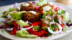 سلطة الفلافل مع صوص اللبن الحار