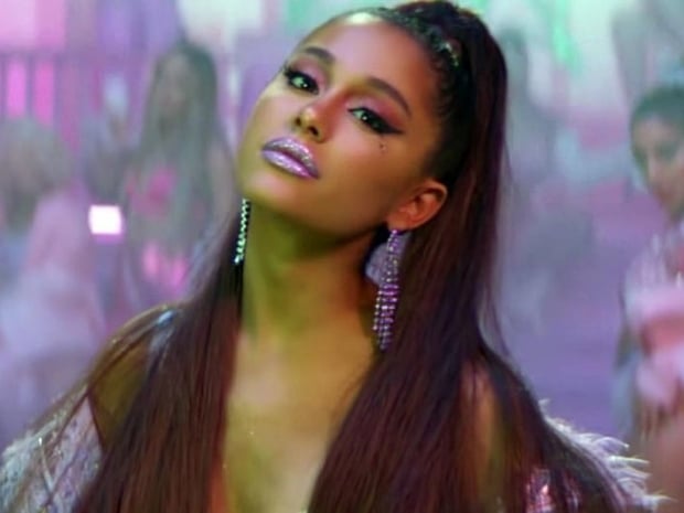 غناء آريانا غراندي في هذا الفيديو يثير حيرة جمهورها بشدة.. هذا ما حدث!