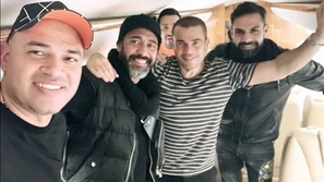 عمرو دياب يقحم عمرو مصطفى في تحدٍ مفاجئ على المسرح ويسخر منه بكلماته