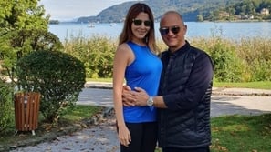 نانسي عجرم وزوجها في ظهور مفاجئ معاً من شرفة منزلهما.. هذا ما فعلاه