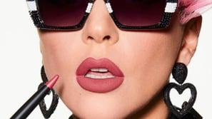 ليدي جاجا تنشر صورة لها مع حبيبها في الحجر الصحي وهذه رسالتها