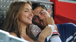 بالفيديو: حبيبة كريستيانو رونالدو ترفض قص قميص ليونيل ميسي