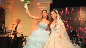 رقص ملك قورة يشعل مواقع التواصل...دلال وحركات عفوية ألهبت زفاف شقيقتها