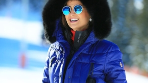 حملة للمطالبة بترحيل علا الفارس وانتقادها بقسوة بسبب تغريدتها الغامضة