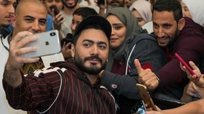 شاهد- لقطات طريفة لاحتفال تامر حسني مع جمهوره بفيلم الفلوس على تيك توك