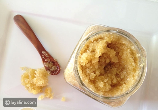 مقشر الليمون والزيت والسكر