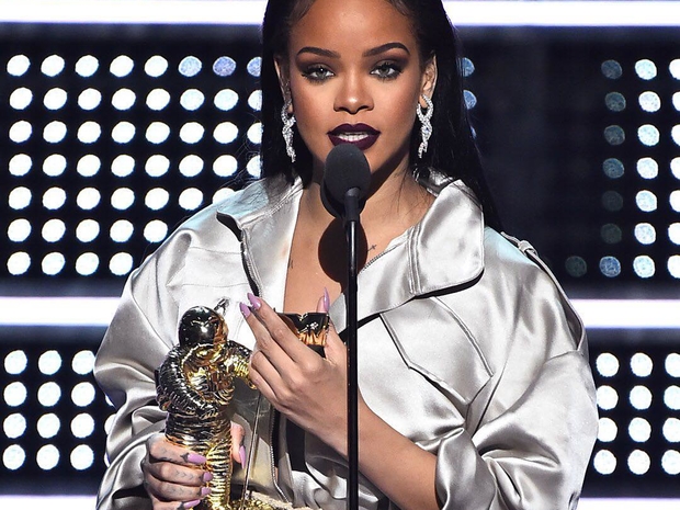 ريهانا وأريانا غراندي ترتديان مجوهرات من بوتيك YEPREM في حفل VMA