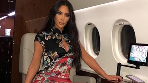 كيم كارداشيان تكشف لأول مرة مرضها الجلدي الذي كانت تخفي آثاره بالمكياج