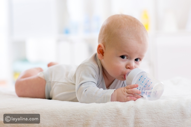 متى يستطيع الطفل الرضيع تناول الماء