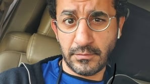 بطريقة طريفة جداً: أحمد حلمي يحذر متابعيه من فيروس كورونا