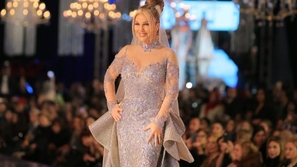 بثمن خيالي.. نيكول سابا بفستان زفاف مُرصع بأحجار الماس ومجوهرات ثمينة