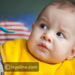 10 أطعمة تجنبي إطعامها لطفلك الرضيع