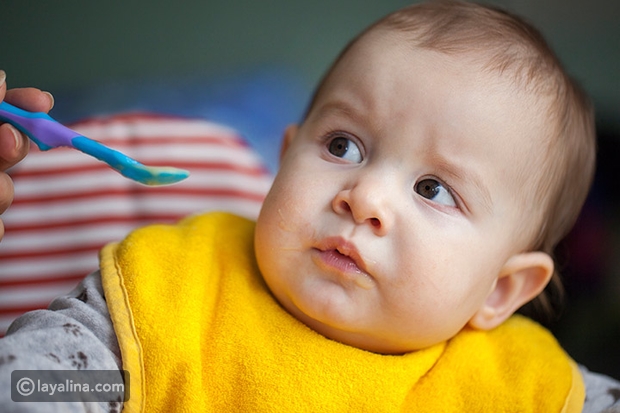 10 أطعمة تجنبي إطعامها لطفلك الرضيع