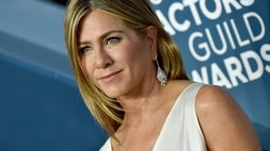 الفساتين البيضاء اللامعة الأكثر انتشاراً على السجادة الحمراء