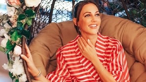 مريم أوزرلي تلعب كرة القدم وتطرح منافسها أرضا بعد اشتباكهما في الملعب!