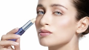 حيل جمالية باستخدام الكونسيلر لا تعرفينها لإبراز جمالك