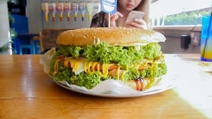 فيديو شيف تركي يستعرض بالخطوات طريقة عمل سندوتش همبرغر ضخم