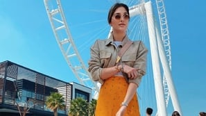 3 طرق ساحرة لارتداء التنورة المنقوشة بستايل الفاشينيستا تمارا فرا