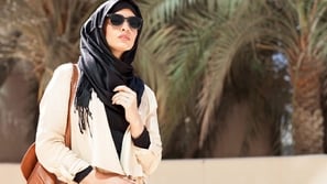 فيديو خطوات لف الحجاب بطريقة بسيطة للحصول على إطلالة ملفتة ومميزة