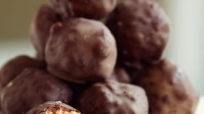 بالفيديو طريقة عمل كرات زبدة الفول السوداني بالشوكولاتة