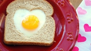 أفكار سهلة لفطور رومانسي للشريك في يوم الفالنتاين