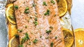 فيديو طريقة تحضير السلمون بالليمون والبرتقال في الفرن.. أسهل وصفة!