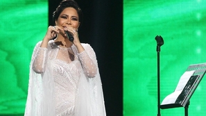 فيديو شيرين عبد الوهاب تفقد أعصابها على المسرح وتجهش بالبكاء.. والسبب!