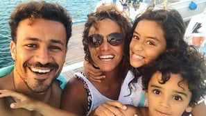 علا رشدي تتحدى ملل الحجر الصحي بهذه الرقصة مع عائلتها وتُحكم الجمهور